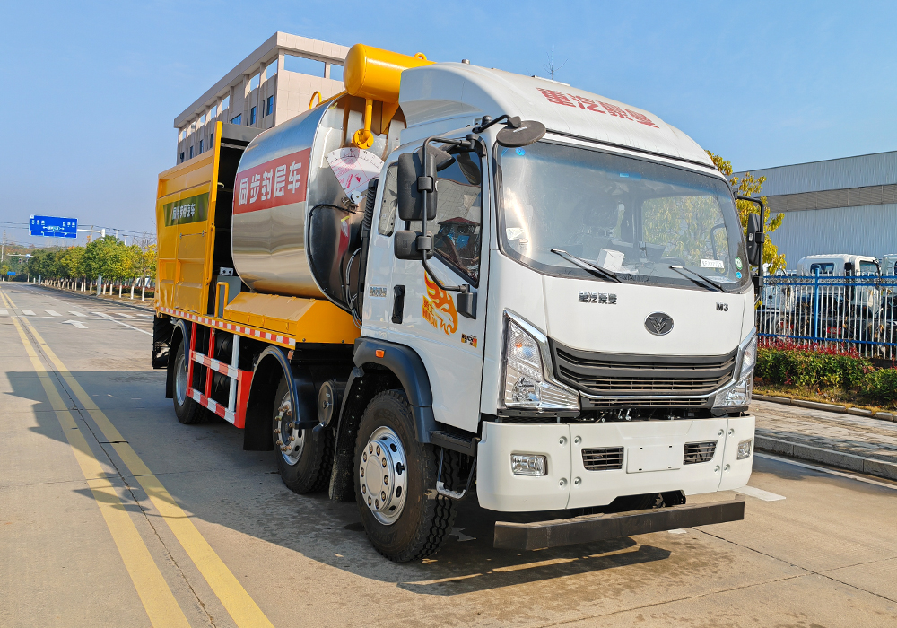 重汽豪曼小三軸（6+8）瀝青同步碎石封層車(chē)